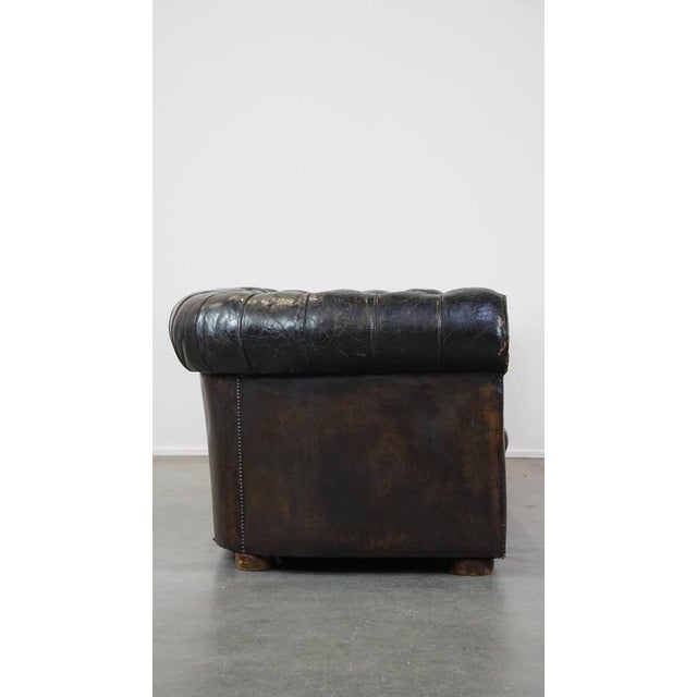 Offered ByThijs this very luxurious, antique cowhide 3-seater chesterfield sofa with a unique character and an excellent...