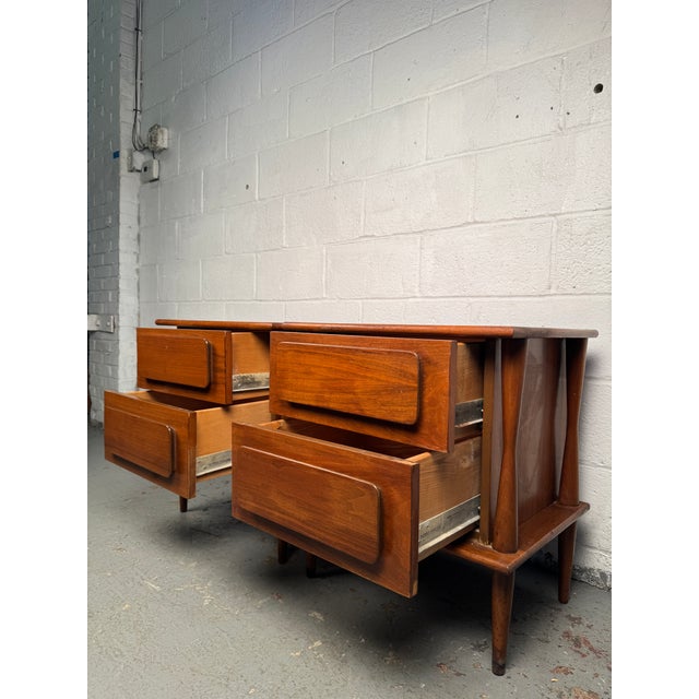 Wood Pair of Mid-Century Modern Walnut Nightstands For Sale - Image 7 of 15