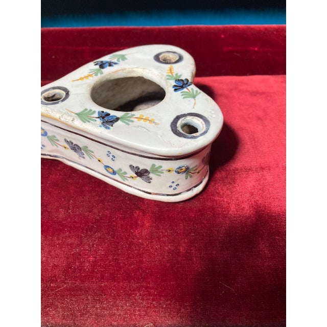 French Antique Colorful French Faience Inkwell - Heart Shaped 19th Century For Sale - Image 3 of 10