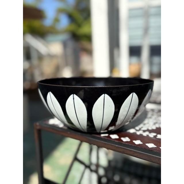 1950s Mid Century Vintage Catherine Holm Norway Enamel Lotus Bowl White on Black For Sale - Image 5 of 5