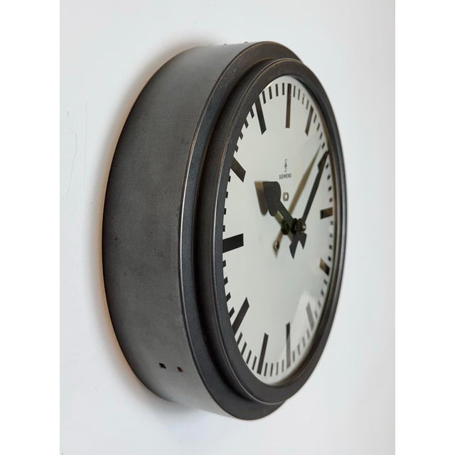 1950s Black Industrial Factory Wall Clock from Siemens, 1950s For Sale - Image 5 of 17
