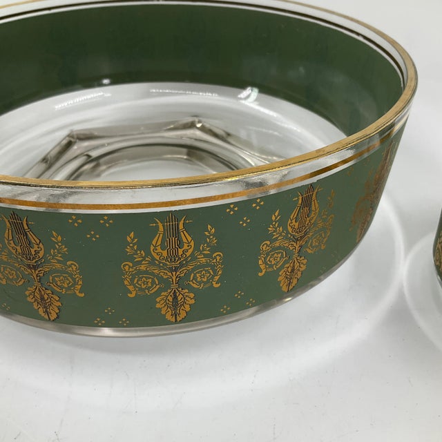 1950s Culver Harp Scroll Design Footed Serving & 4 Salad Bowl Set Olive Green Gold Trim- 5 Pieces For Sale - Image 6 of 11