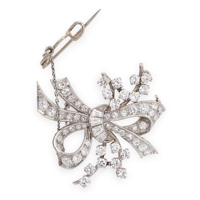 This beautiful Mid Century diamond brooch is a sophisticated jewel from the 1950’s, crafted in platinum with a graceful...