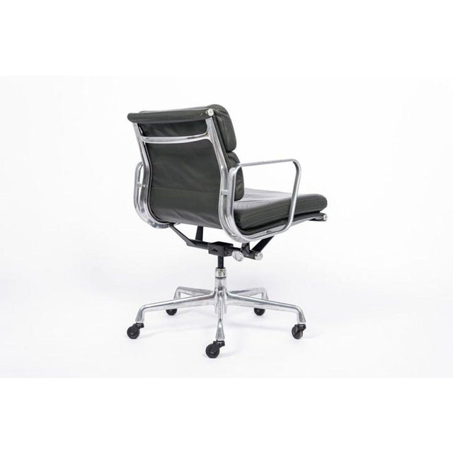 Mid-Century Modern Dark Gray Leather Office Chair Eames for Herman Miller Aluminum Group Soft Pad For Sale - Image 3 of 10