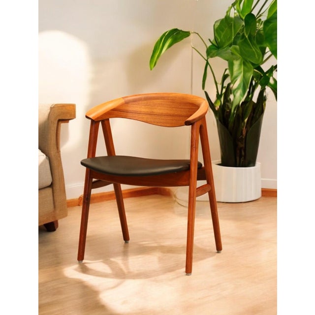 A very comfortable and at the same time elegant armchair designed by Erik Kirkegaard for Høng Stolefabrik in Denmark. The...