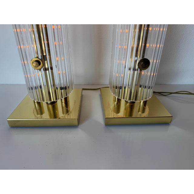 1980s Vintage Sciolari Style Brass & Clear Ribbed Lucite Table Lamps – Pair For Sale - Image 4 of 12