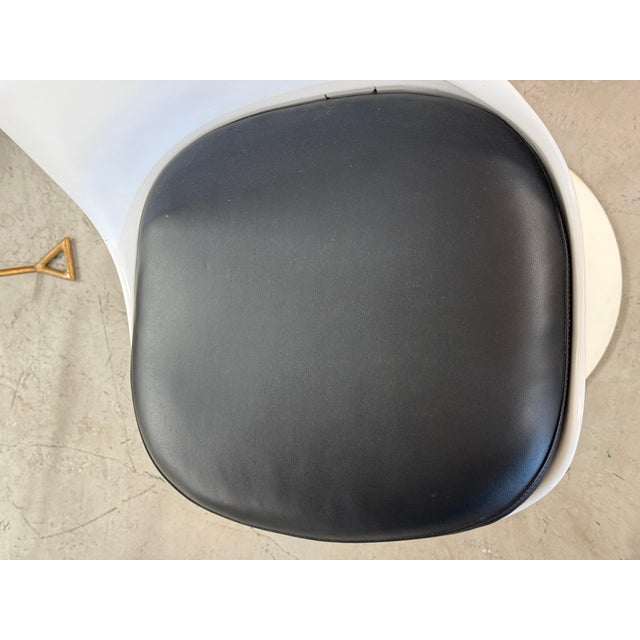 Set of 4 Eero Saarinen for Knoll Tulip Chairs in White & Black Leather For Sale - Image 10 of 18