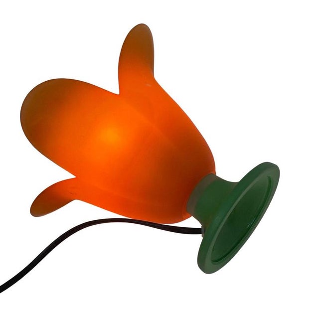 Tulip-shaped table lamp made by Vandeheg in the Netherlands. This vintage piece has an e14 socket and wire with a...