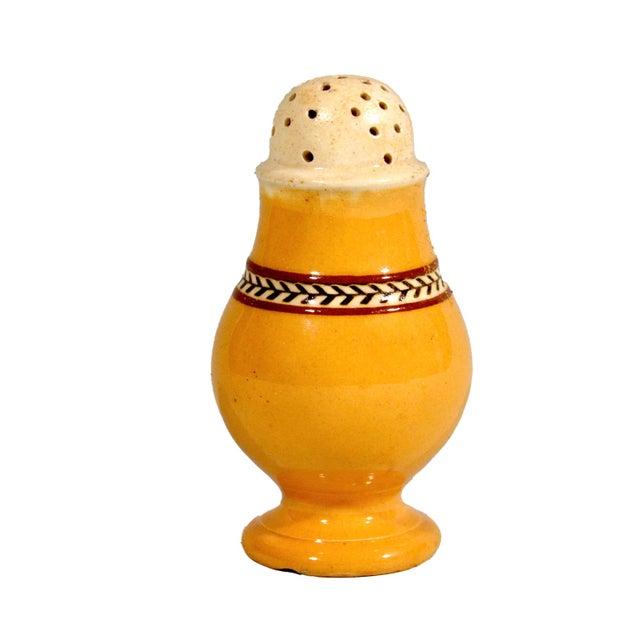 English 1810s English Mocha Dipped Ware Pepper Pot, Ochre Slip, Herringbone Band, Regency For Sale - Image 3 of 6