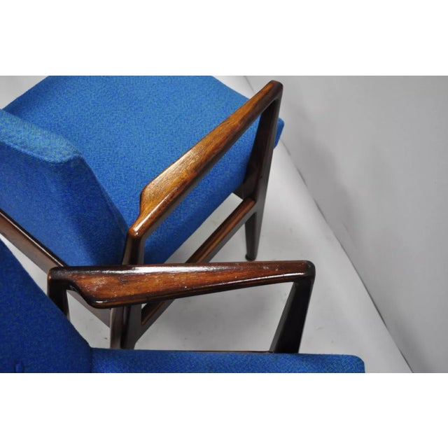 Vintage Jens Risom Style Rosewood Mid Century Modern Blue Fabric Lounge Chairs- a Pair For Sale In Philadelphia - Image 6 of 11
