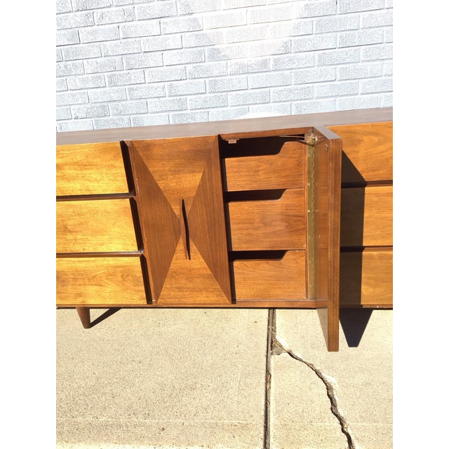 1960s Vintage 1960 Mid-Century American of Martinsville Dresser For Sale - Image 5 of 12