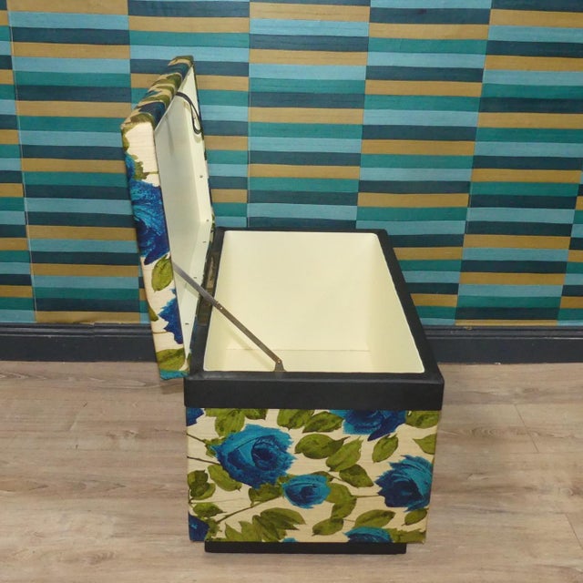 Stylish 1960s original! Laundry chest in a charming 1960s design Body with a washable cover featuring large, bright blue...