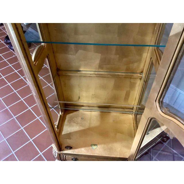 Weiman Vintage Hollywood Regency Style Gold Lighted Curio Display Cabinet 1940s Lighted With Drawer For Sale In South Bend - Image 6 of 17