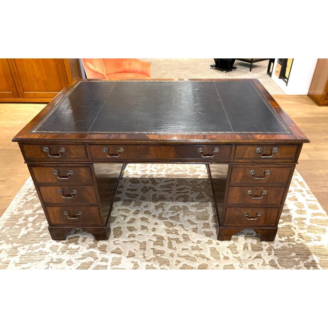 Vintage Mahogany Pedestal Desk, 1890s, in Very Good conditions. Designed 1890 to 1919