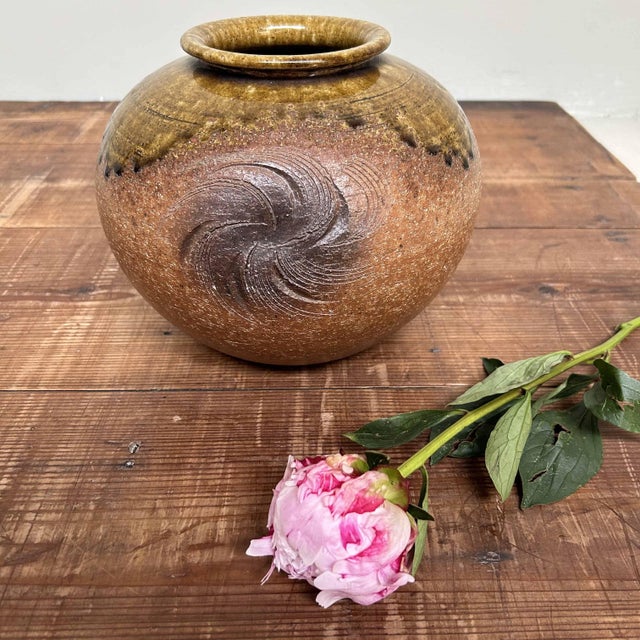 Beautiful Shigaraki flower vase adorned with a stunning motif applied in the pottery. Dimensions: height 20 cm, diameter...