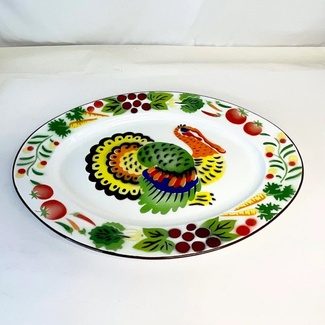 Metal 1980s Vintage Americana Boho Chic Thanksgiving Colorful Enamel Tole Turkey Platter. For Sale - Image 7 of 10