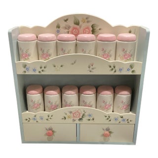 1990s Pfaltzgraff Tea Rose Wall Spice Rack With 12 Canisters with Shelf New Rare Complete Set For Sale