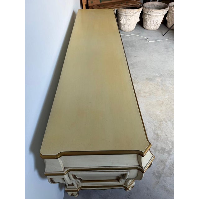 Vintage Karges French Provincial Louis XV-Style Eight-Drawer Dresser With Cabriole Legs & Ornate Brass Hardware For Sale - Image 12 of 17