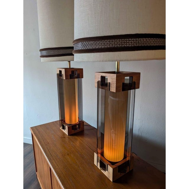 Nova Mid-Century Modern Mid Century Modern Lucite & Walnut Lamps by Nova of California - Pair For Sale - Image 4 of 9