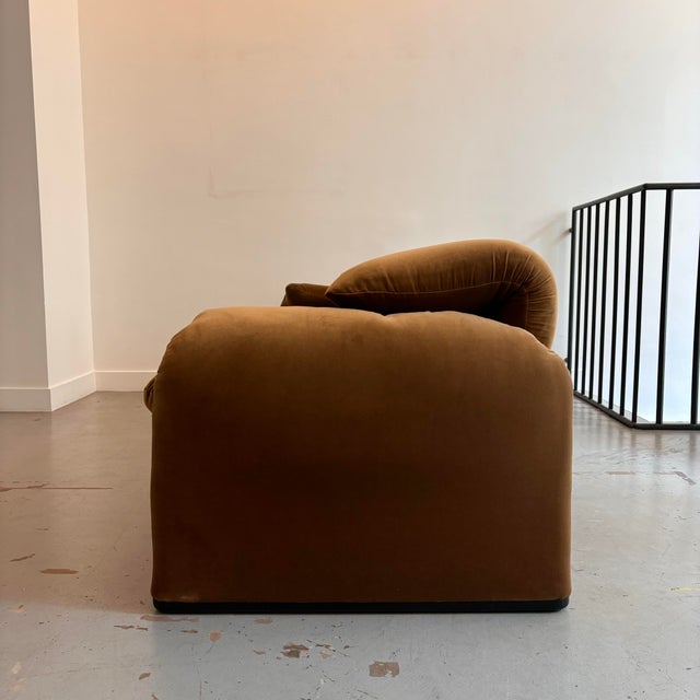 Maralunga 3-seater sofa by Vico Magistretti for Cassina. Features a mechanism in the backrest that allows it to be raised...