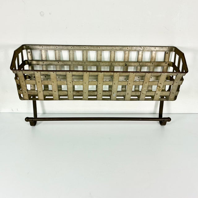 1970s Vintage Farmhouse Boho Chic Rustic Tin Wall-Mounted Basket Shelf With Towel Bar. For Sale - Image 6 of 18
