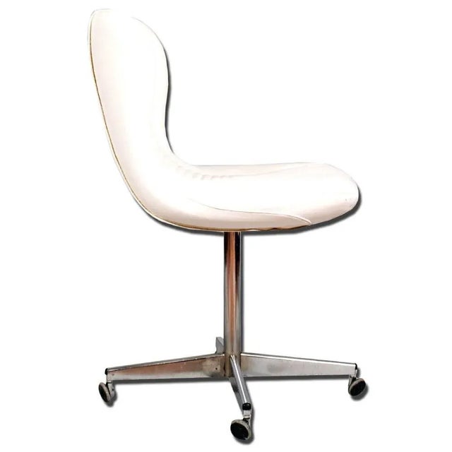 This Italian revolving easy chair features a base in chromed steel and white leather upholstery and remains in excellent...