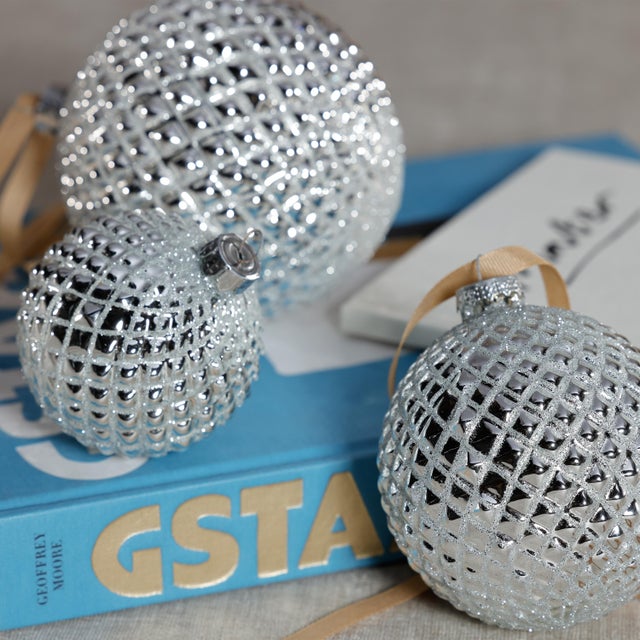 Contemporary Metallic Shiny Silver Ball Ornaments, Set of 6, 3.25" For Sale - Image 3 of 3