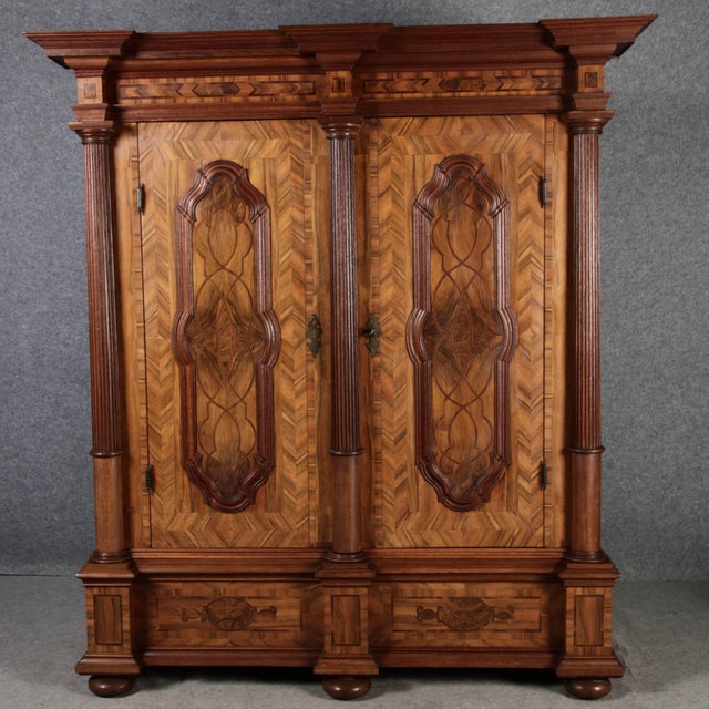 Early 18th Century Antique Wardrobe in Walnut, 1730 For Sale - Image 5 of 18