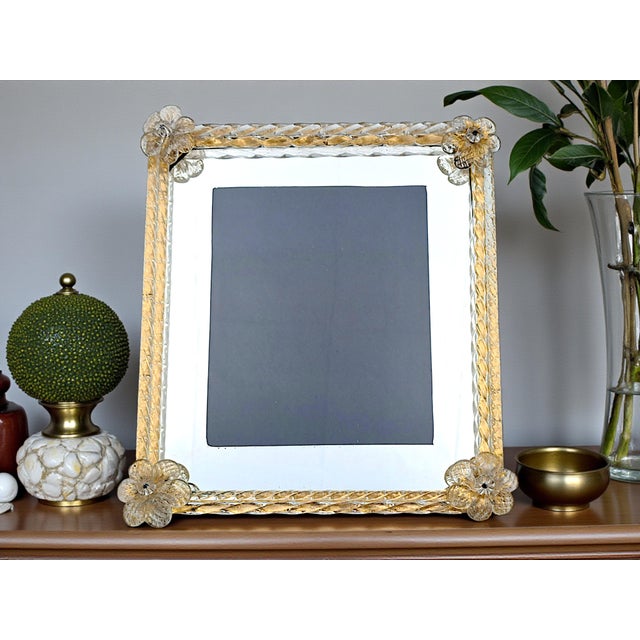 Highlight your most precious memories with this refined vintage photo frame, a true jewel of Murano glass art dating back...