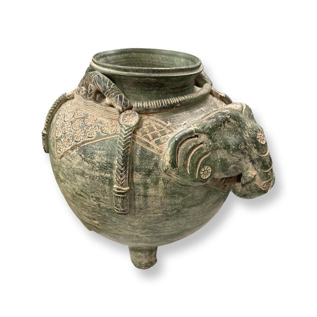 Vintage Orient super decorative Planter Pot with a decoration of one elephant.