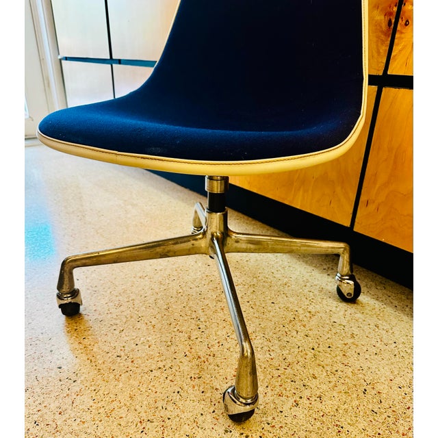 1960's Fiberglass and Blue Fabric Swivel Chairs by Eames for Herman Miller - Set of 4 For Sale In Miami - Image 6 of 11