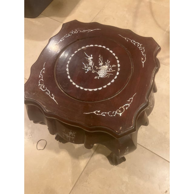 Overview A stunning Chinese decorative tabouret table or pedestal stool crafted from dark rosewood-stained hardwood....