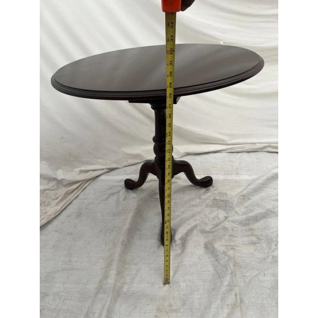 1990s Vintage Ethan Allen Round Tea Table Spinning Pedestal Mahogany Entry Stand For Sale - Image 9 of 10