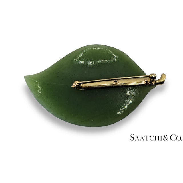 Green Mid 20th Century 14k (585) Yellow Gold Natural Jade Stone Leaf Shape: Brooch/Pin For Sale - Image 8 of 16