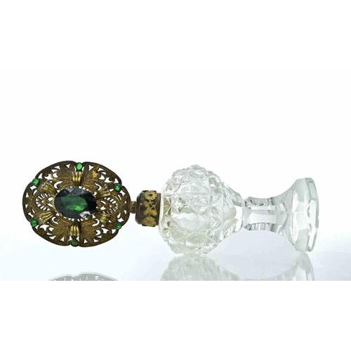 Vintage Czechoslovakian Art Deco crystal perfume bottle. Gilded decorations. Includes its original cap. Very good condition.