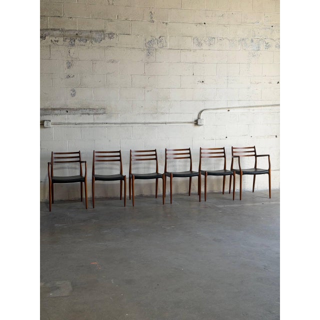 This striking set features sculpted backrests and elegant organic lines. The collection includes two captains armchairs...