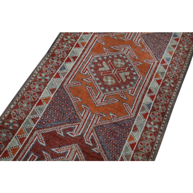 This exquisite vintage Turkish Oushak rug is a stunning example of traditional craftsmanship and timeless beauty. Hand-...