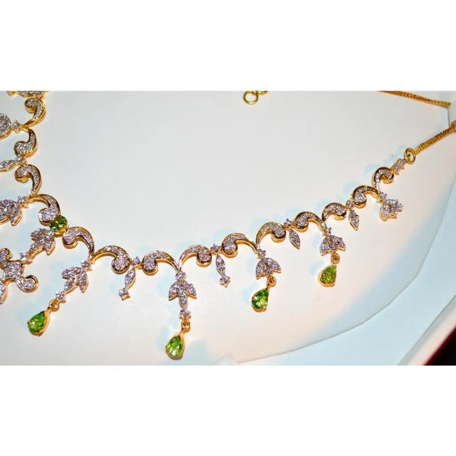Mid-Century Modern Certified Natural 11cts Natural vs G Diamond Tsavorite Green Garnet 18k Solid Gold Necklace Earrings Set For Sale - Image 3 of 10