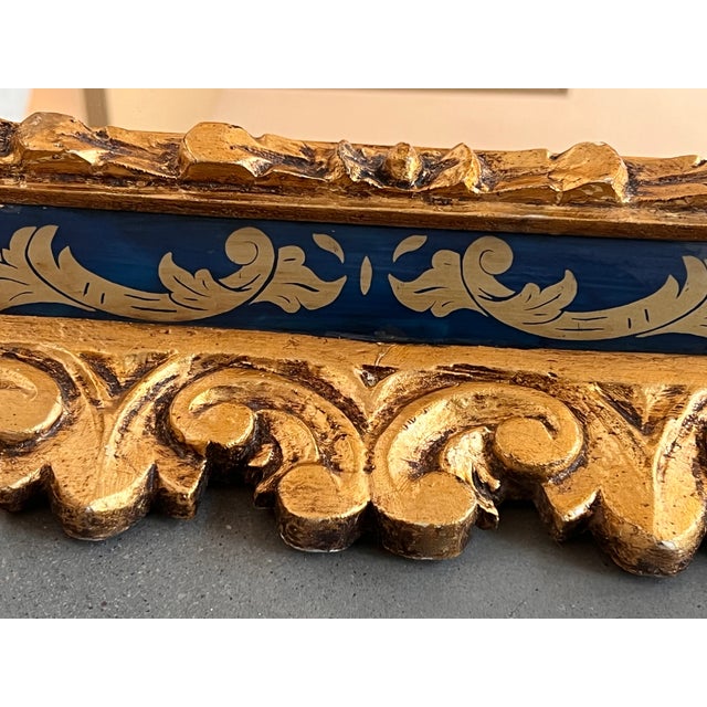 1960s Spanish Hollywood Regency Gilt Mirror With Keyhole Form and Etched Blue Glass For Sale - Image 5 of 7