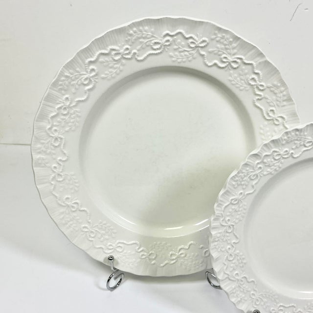 American 1989 Vintage English Americana Wedgwood for Ralph Lauren Le Blanc Claire Dinnerware - 2 Dinner, 1 Salad Plate For Sale - Image 3 of 10