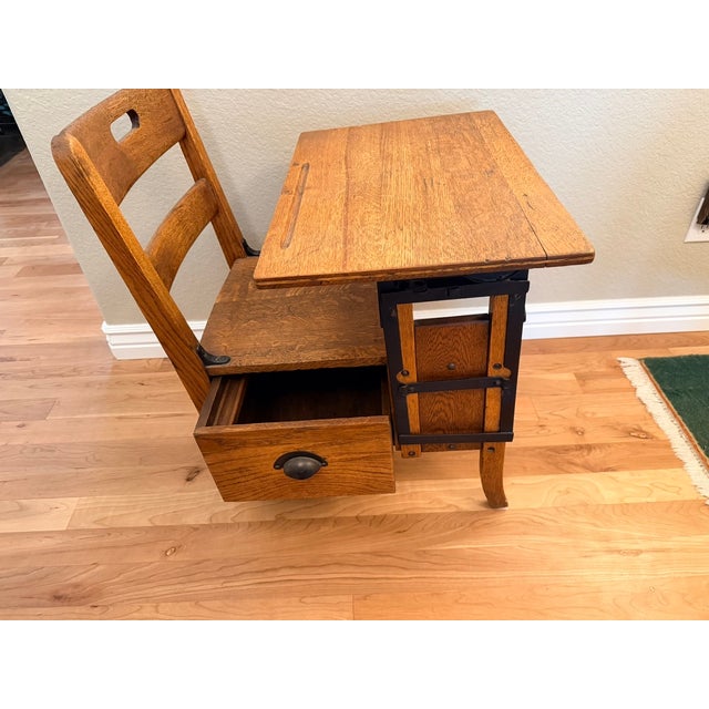Wonderful original antique Moulthrop movable school desk manufactured by Langslow-Fowler Co. of Rochester, New York....