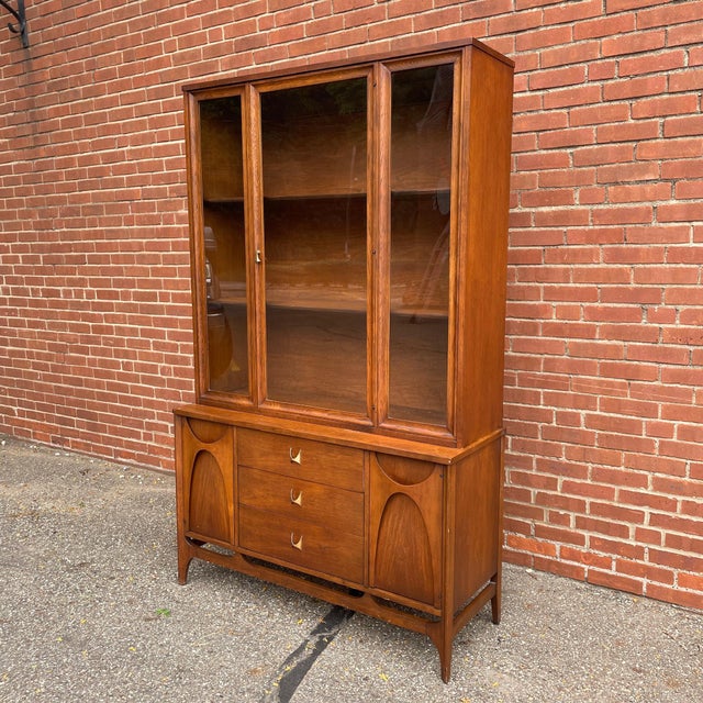 Iconic mid-century two-piece hutch by Broyhill from their highly sought-after “Brasilia” line, known for its sculptural...