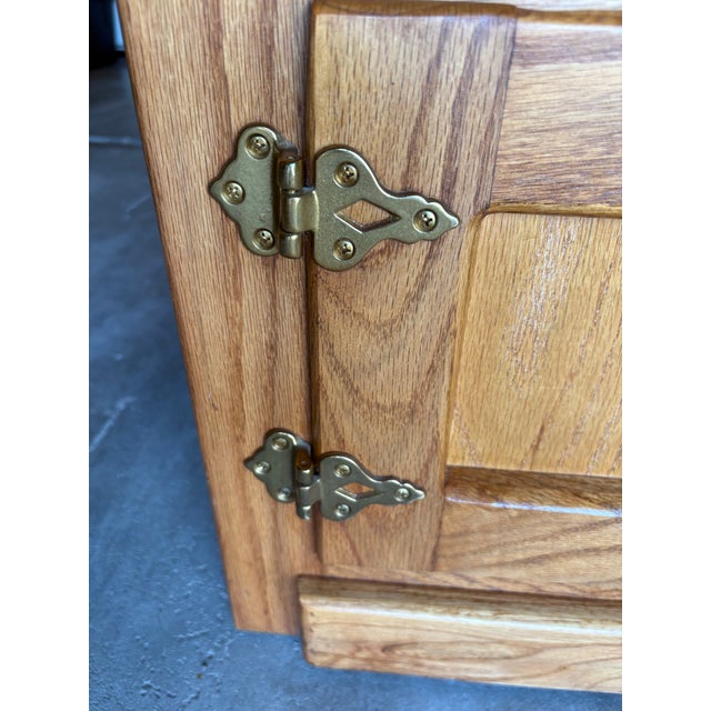 Late 20th Century Vintage Surewood Oak Icebox Coffee Table & Storage Chest For Sale - Image 5 of 10