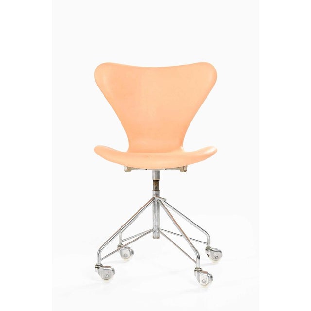This rare pair of office chairs, model 3117, was designed by arne jacobsen and produced by fritz hansen in denmark, and...