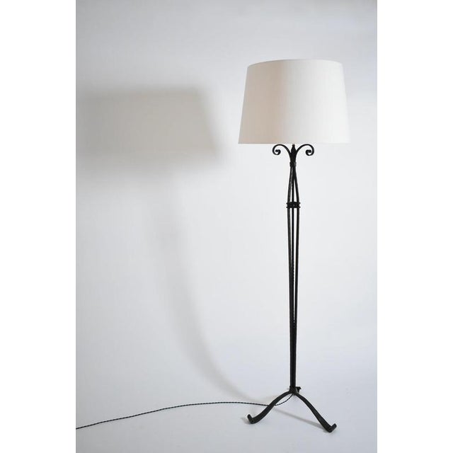 Scrollwork wrought iron floor lamp. 1930s. Wrought iron floor lamp with scrollwork decoration, in the style of Edgar...