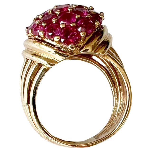 1960s 14K Gold and Pave Rubies Bombe Cocktail Ring For Sale In Palm Springs - Image 6 of 8