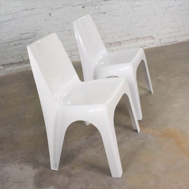 Vintage Modern White Molded Plastic Chairs Style of Kartell 4850 by Castiglioni Et Al - a Pair For Sale - Image 10 of 13