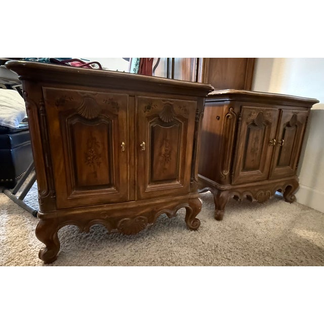 1960s Drexel Heritage French Provincial Louis XV Carved Walnut Nightstands, Pair For Sale - Image 14 of 18