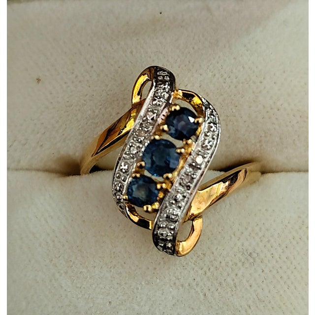 1960s 18k Gold and Sapphire Ribbon Ring, 1960s For Sale - Image 5 of 5