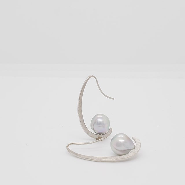 Baroque Akoya Pearl Dangle Earring in 18k White Gold - A Pair For Sale In Los Angeles - Image 6 of 7